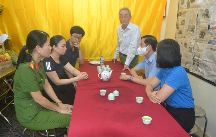 Lãnh đạo Liên đoàn Lao động thành phố thăm, động viên gia đình 3 chiến sĩ hy sinh khi chữa cháy