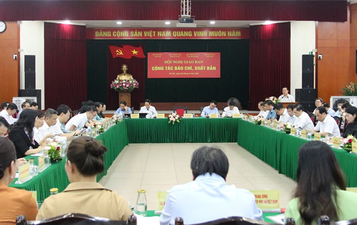 Tạo sự thống nhất cao trong Đảng và trong xã hội  về các đường lối, chủ trương, quan điểm của Đảng