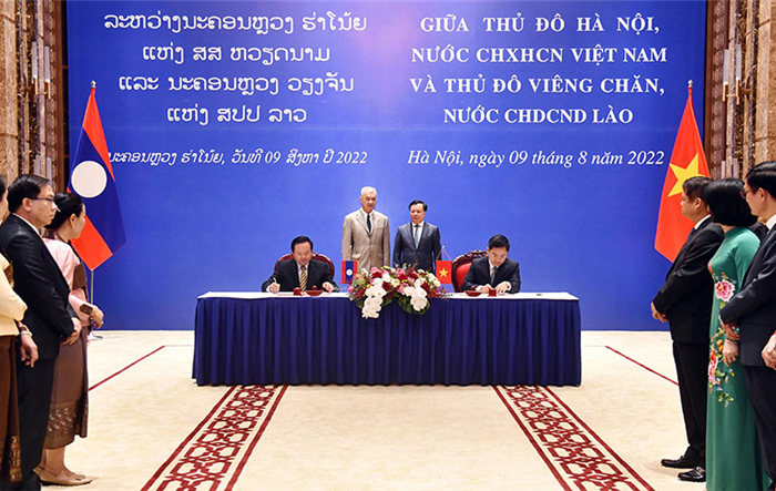 Lãnh đạo Thủ đô Hà Nội và Thủ đô Viêng Chăn hội đàm, chứng kiến ký kết 4 biên bản hợp tác cụ thể