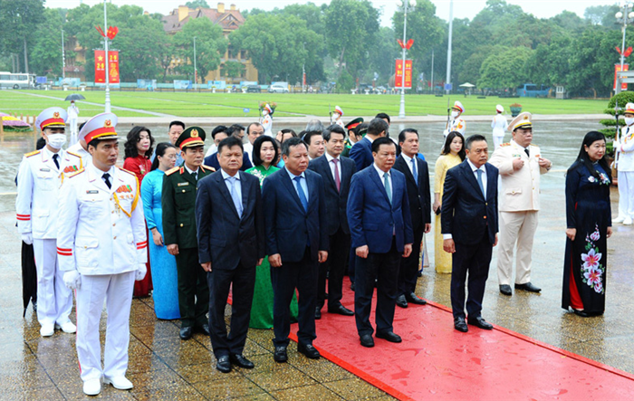 Lãnh đạo Đảng, Nhà nước và thành phố Hà Nội vào Lăng viếng Chủ tịch Hồ Chí Minh