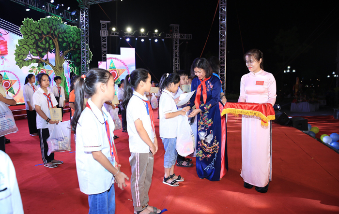 Hà Nội trao quà trung thu cho 1.300 trẻ em tham gia “Đêm hội Trăng rằm năm 2022”