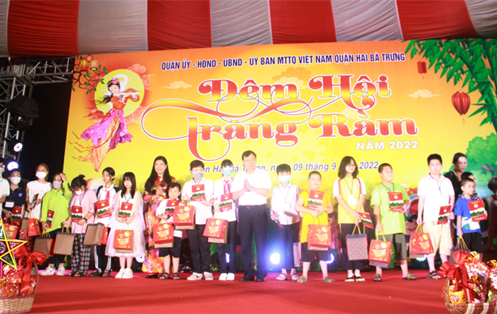 Chủ tịch Uỷ ban Mặt trận Tổ quốc Việt Nam thành phố tặng quà cho các thiếu nhi có hoàn cảnh khó khăn dịp Tết Trung thu 2022 