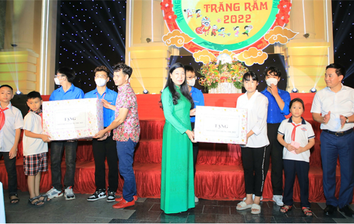 Chủ tịch Ủy ban Mặt trận Tổ quốc Việt Nam thành phố trao quà cho các cháu thiếu nhi thị xã Sơn Tây