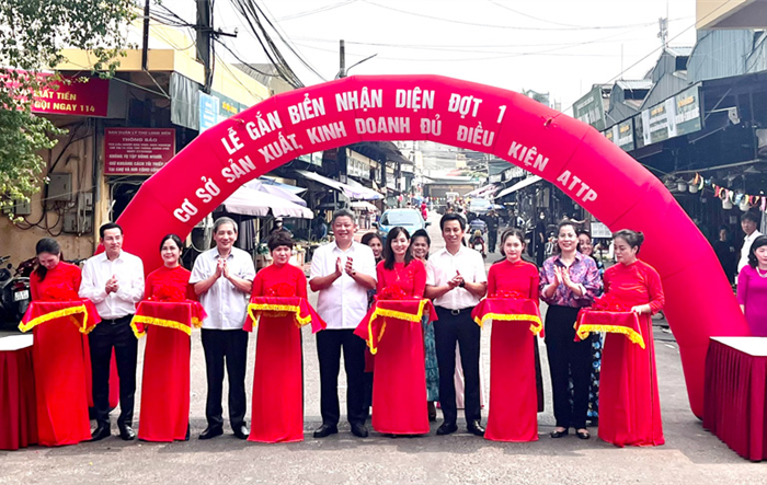 Hội nghị gắn biển nhận diện cho các cơ sở sản xuất, kinh doanh thực phẩm tại chợ Long Biên