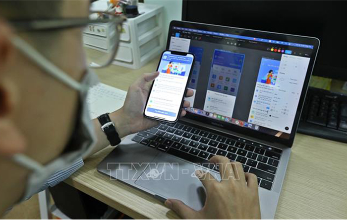 Tỉnh táo để không “nối giáo cho giặc”