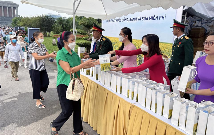 Hà Nội tặng quà cho du khách tới thăm Lăng Bác trong ngày 2-9
