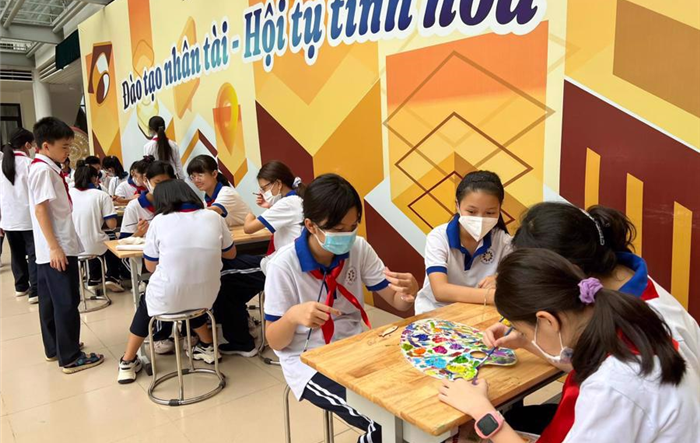 Đẩy mạnh việc xây dựng đồng bộ các công trình hạ tầng xã hội, giải quyết việc thiếu trường học, trạm y tế, nhà văn hóa tại các khu đô thị