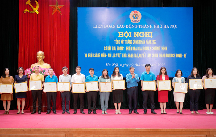 Khen thưởng 50 cá nhân có thành tích xuất sắc trong phong trào thi đua sáng kiến, sáng tạo trong công nhân, viên chức, lao động Thủ đô