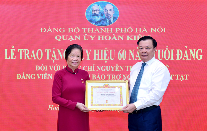 Bí thư Thành uỷ Hà Nội Đinh Tiến Dũng trao Huy hiệu 60 năm tuổi Đảng cho đảng viên lão thành Nguyễn Thị Xuân Mỹ