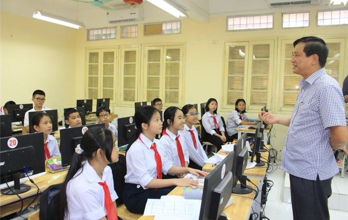 Phó Giám đốc Sở Giáo dục và Đào tạo Hà Nội kiểm tra việc triển khai Chương trình giáo dục phổ thông 2018 ở cấp trung học cơ sở tại quận Ba Đình