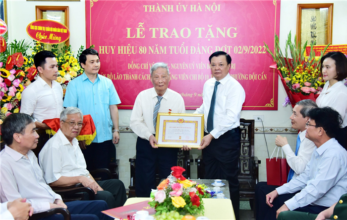 Bí thư Thành ủy Đinh Tiến Dũng trao Huy hiệu 80 năm tuổi Đảng cho đồng chí Vũ Oanh
