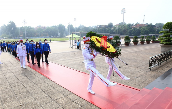 Đoàn đại biểu Đại hội Đoàn TNCS Hồ Chí Minh thành phố Hà Nội lần thứ XVI, nhiệm kỳ 2022-2027 báo công dâng Bác