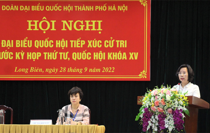 Trưởng ban Tuyên giáo Thành uỷ Bùi Huyền Mai tiếp xúc cử tri tại huyện Đông Anh và quận Long Biên
