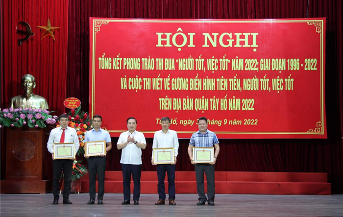 Quận Tây Hồ biểu dương gương điển hình tiên tiến “Người tốt, việc tốt” năm 2022