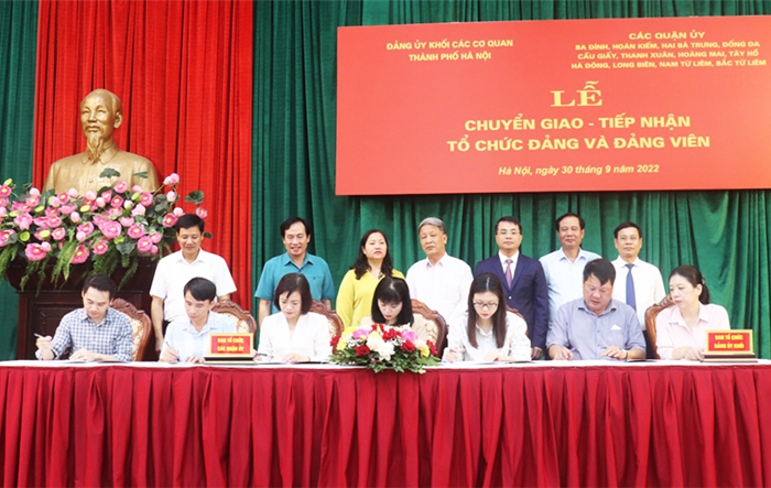 Đảng uỷ Khối các cơ quan thành phố chuyển giao, tiếp nhận tổ chức Đảng thuộc Đảng bộ Đoàn Luật sư thành phố về 12 quận