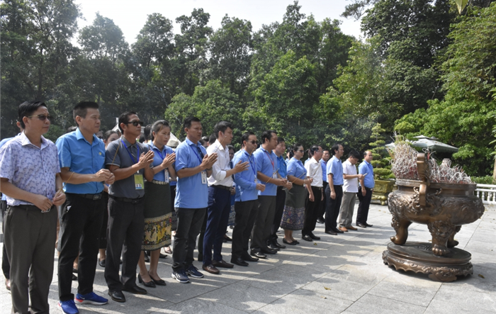 Đoàn công tác Liên hiệp Công đoàn thành phố Viêng Chăn thăm, làm việc với Liên đoàn Lao động huyện Ba Vì