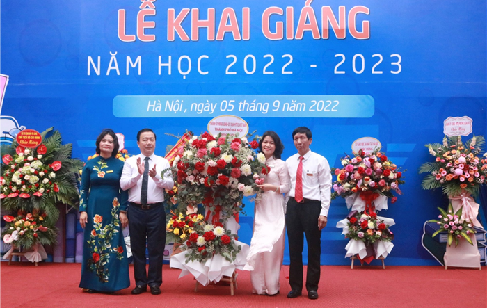 Phó Chủ tịch UBND thành phố Chử Xuân Dũng dự lễ khai giảng tại Trường THCS Giảng Võ