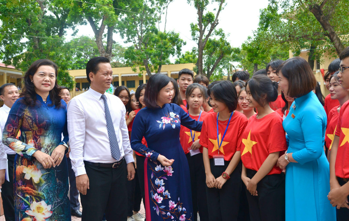Phó Bí thư Thường trực Thành ủy Nguyễn Thị Tuyến dự lễ khai giảng tại Trường THPT Đan Phượng
