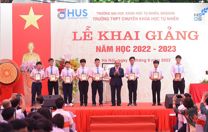Chủ tịch nước Nguyễn Xuân Phúc dự lễ khai giảng tại  Trường Trung học phổ thông Chuyên Khoa học tự nhiên