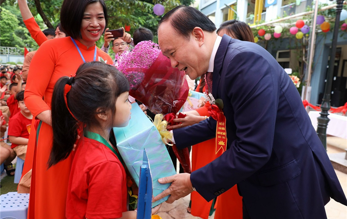 Chủ tịch HĐND thành phố Nguyễn Ngọc Tuấn dự lễ khai giảng tại Trường Tiểu học Đặng Trần Côn (quận Thanh Xuân)