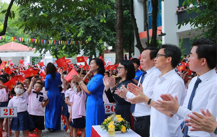Phó Thủ tướng Chính phủ Vũ Đức Đam dự khai giảng với học sinh Trường Tiểu học Trung Tự, quận Đống Đa