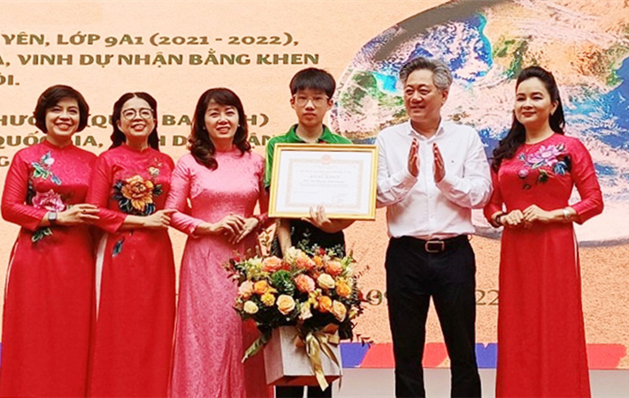 Trao Bằng khen của Chủ tịch UBND thành phố Hà Nội cho học sinh đoạt giải Nhất UPU quốc gia