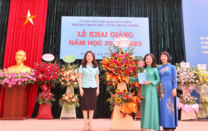 Lãnh đao Thành đoàn Hà Nội chung vui ngày tựu trường với học sinh thành phố