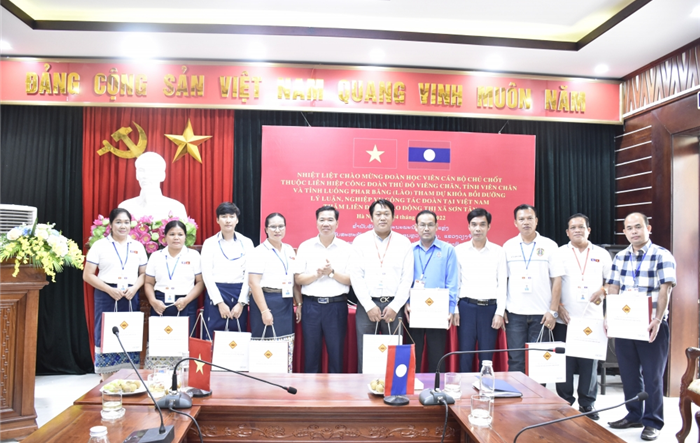 Đoàn công tác Liên hiệp Công đoàn thành phố Viêng Chăn làm việc tại thị xã Sơn Tây