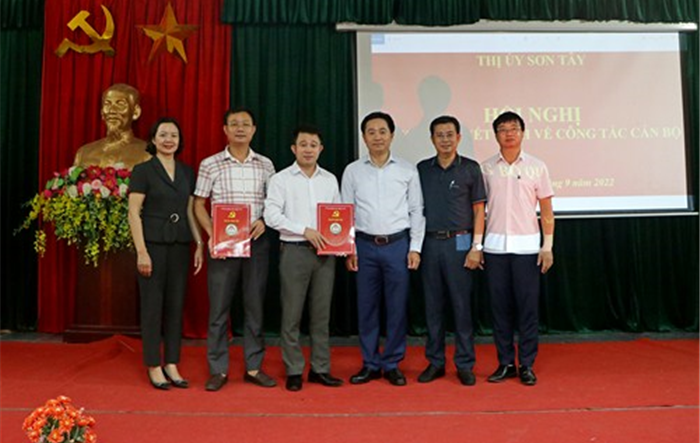 Lãnh đạo thị xã Sơn Tây trao quyết định về công tác cán bộ tại xã Sơn Đông và Ban quản lý chợ Nghệ
