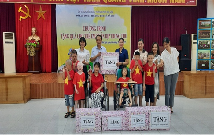 Giám đốc Sở Lao động - Thương binh và Xã hội Hà Nội đến thăm, tặng quà nhân dịp Tết Trung thu
