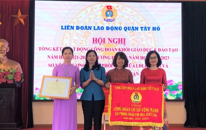 Liên đoàn Lao động quận Tây Hồ tổng kết hoạt động Công đoàn khối Giáo dục năm học 2021-2022