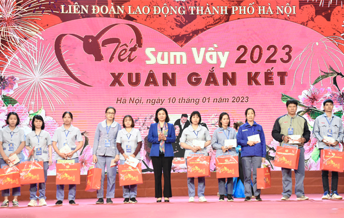 Trao tặng 10.000 suất quà hỗ trợ công nhân, viên chức, người lao động có hoàn cảnh khó khăn trong dịp Tết