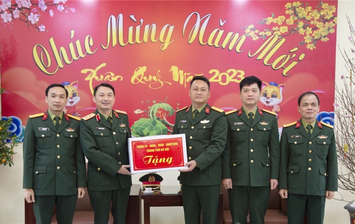 Tư lệnh Bộ Tư lệnh Thủ đô thăm, chúc Tết cán bộ, chiến sĩ Trung đoàn 102