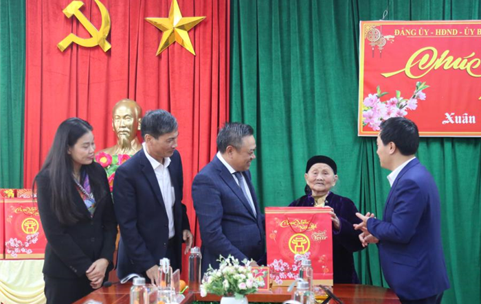Lãnh đạo thành phố thăm gia đình chính sách trên địa bàn thị xã Sơn Tây