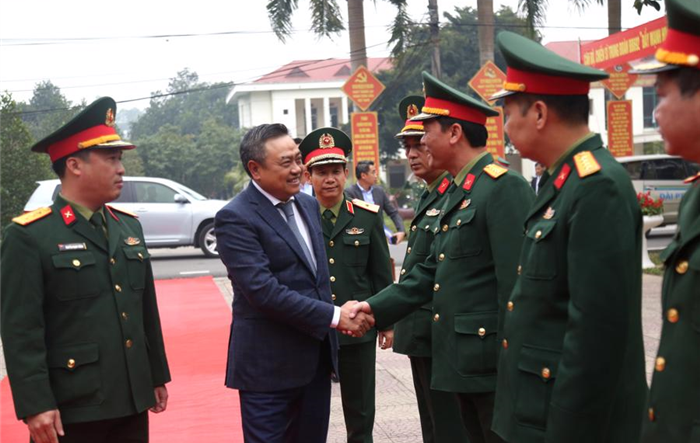Chủ tịch UBND thành phố Trần Sỹ Thanh thăm Trung đoàn 692, Sư đoàn Bộ binh 301 