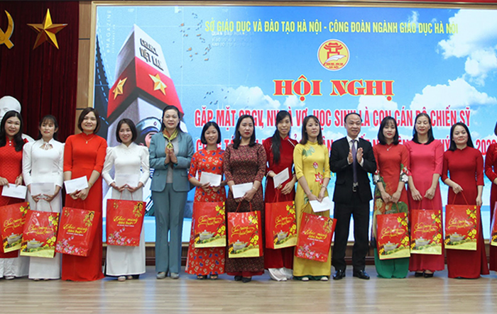 Gặp mặt, tặng quà cán bộ, giáo viên, nhân viên là vợ và học sinh là con chiến sĩ đang công tác tại biển đảo dịp Tết Quý Mão 2023