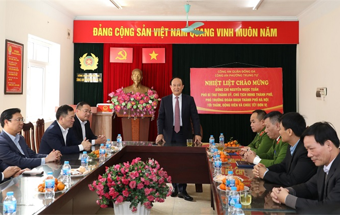 Chủ tịch HĐND thành phố Nguyễn Ngọc Tuấn chúc Tết đơn vị, các gia đình chính sách tại quận Đống Đa, quận Cầu Giấy