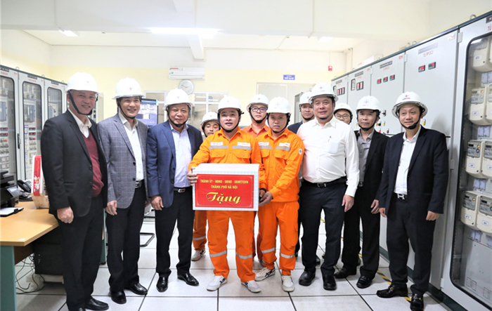 Phó Bí thư Thành uỷ Nguyễn Văn Phong thăm, động viên một số cơ quan, đơn vị nhân dịp Tết Nguyên đán 2023