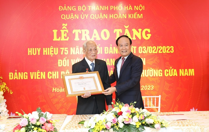 Chủ tịch HĐND thành phố Nguyễn Ngọc Tuấn trao Huy hiệu 75 tuổi Đảng cho đảng viên lão thành sống tại quận Tây Hồ