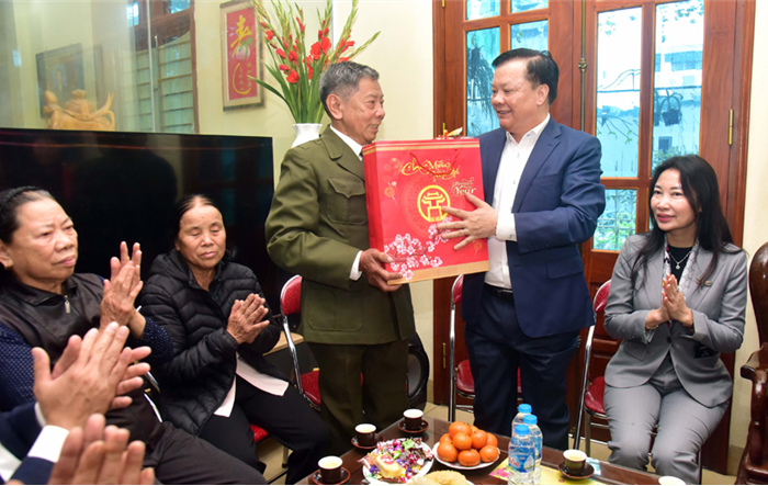 Bí thư Thành ủy Đinh Tiến Dũng thăm, tặng quà Tết tại huyện Gia Lâm