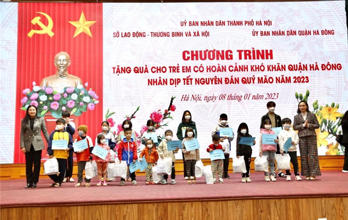 Sở Lao động - Thương binh và Xã hội Hà Nội tặng quà cho gần 2.000 trẻ em có hoàn cảnh khó khăn nhân dịp Tết Nguyên đán năm 2023