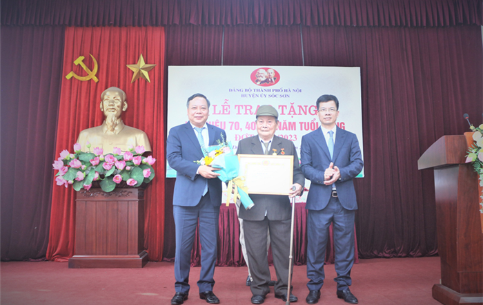 Phó Bí thư Thành uỷ Hà Nội Nguyễn Văn Phong trao Huy hiệu Đảng tại huyện Sóc Sơn