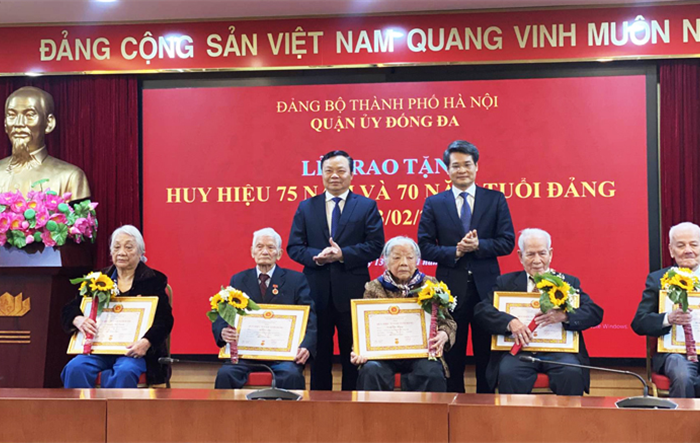 Quận Đống Đa trao Huy hiệu Đảng cho các đảng viên đợt 3-2-2023