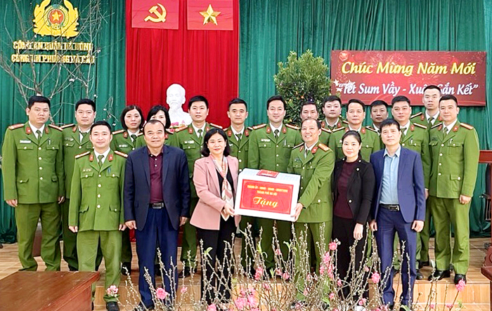 Tập trung chăm lo phục vụ Tết cho nhân dân, đảm bảo mọi người, mọi nhà đều có Tết