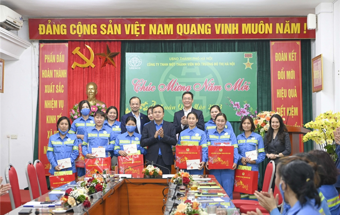 Chủ tịch Liên đoàn Lao động thành phố thăm, tặng quà người lao động Công ty TNHH MTV Môi trường đô thị Hà Nội