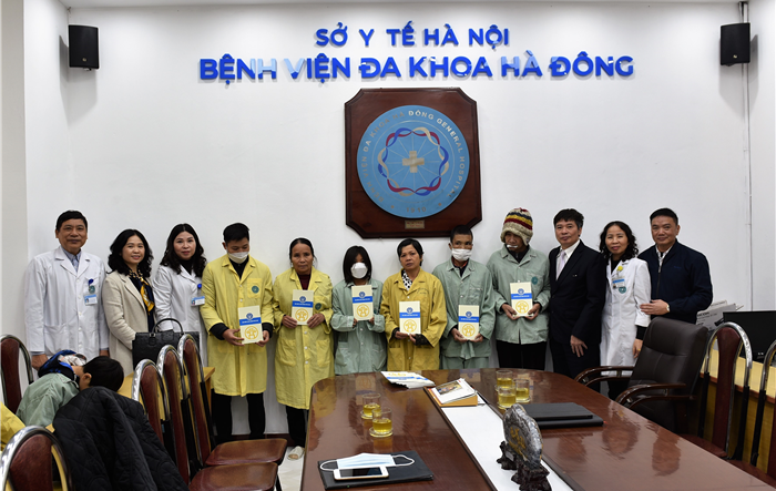 Lãnh đạo Bảo hiểm xã hội thành phố Hà Nội thăm, tặng quà bệnh nhân bảo hiểm y tế có hoàn cảnh khó khăn
