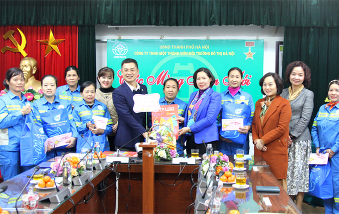 Chủ tịch Hội Liên hiệp Phụ nữ thành phố thăm, chúc Tết cán bộ, nhân viên Công ty TNHH MTV môi trường đô thị Hà Nội