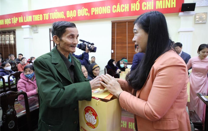 Thành phố Hà Nội cơ bản hoàn thành công tác tặng quà cho các đối tượng dịp Tết Nguyên đán 2023