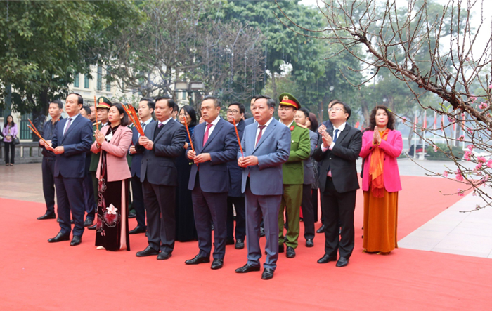 Lãnh đạo thành phố dâng hương tưởng nhớ các vị liệt tổ, liệt tông và Chủ tịch Hồ Chí Minh 