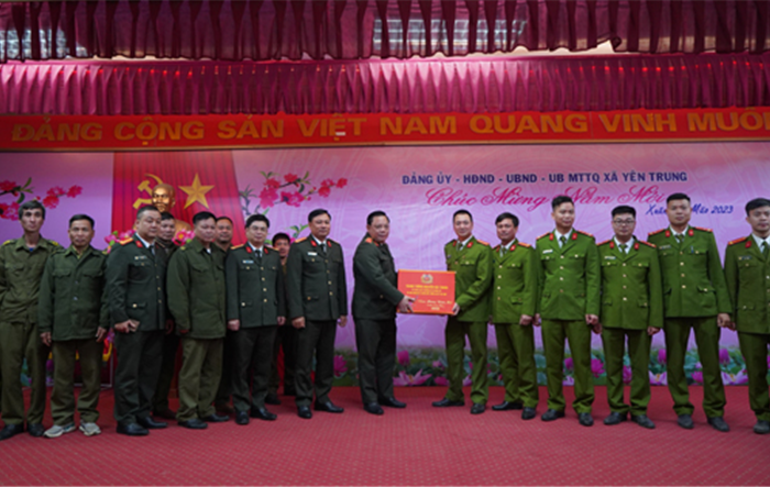 Giám đốc Công an thành phố kiểm tra, động viên công tác ứng trực tại Công an xã Yên Bình, Yên Trung